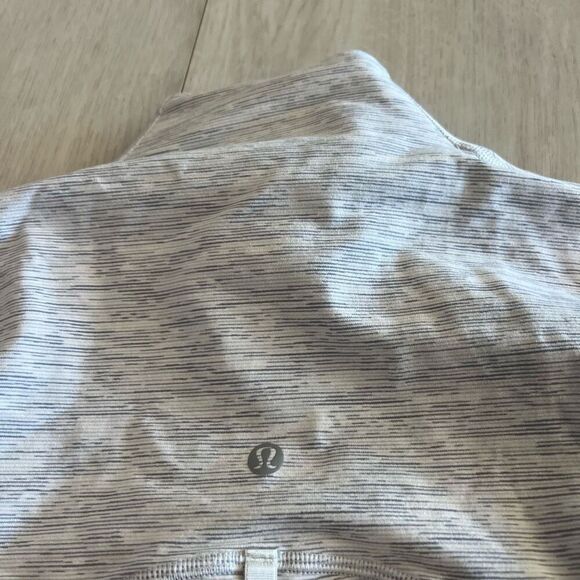 Lululemon women’s jacket size 6 - Picture 6 of 7